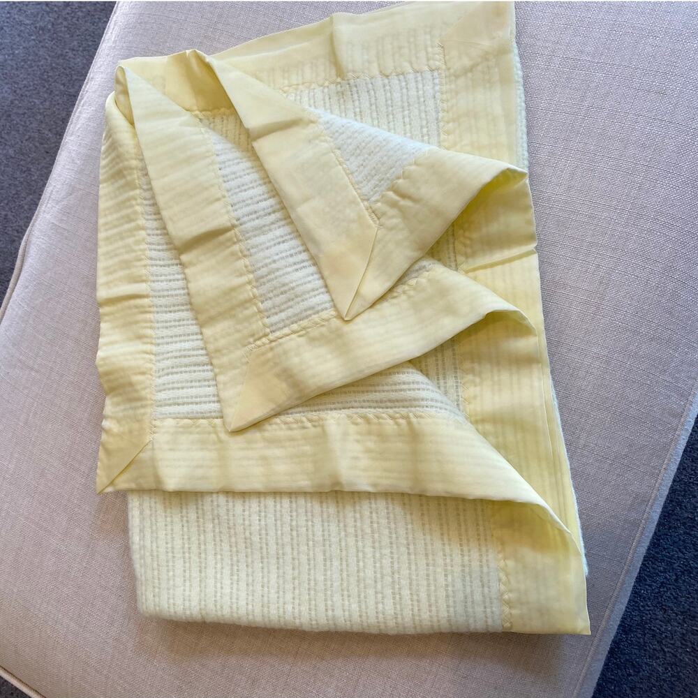 Vintage Beacon Baby Blanket Acrylic Thermal Waffle Weave Yellow Satin Trim USA